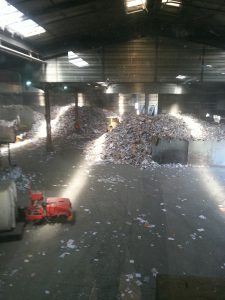 Le hangar où décharge les camions poubelles